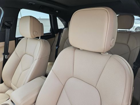Certified 2026 Porsche Macan AWD/4WD image 6