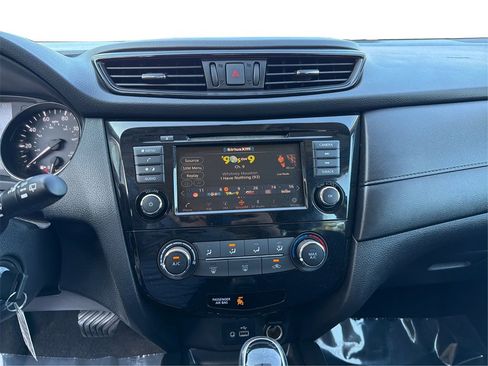 Used 2018 Nissan Rogue S image 14