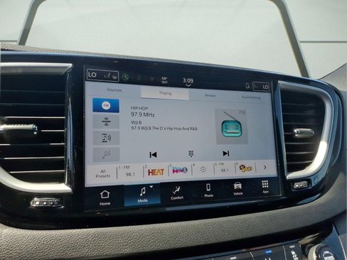 Used 2025 Chrysler Pacifica Select FWD image 15