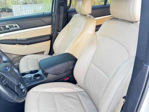 Used 2016 Ford Explorer XLT w/ Equipment Group 202A image 8