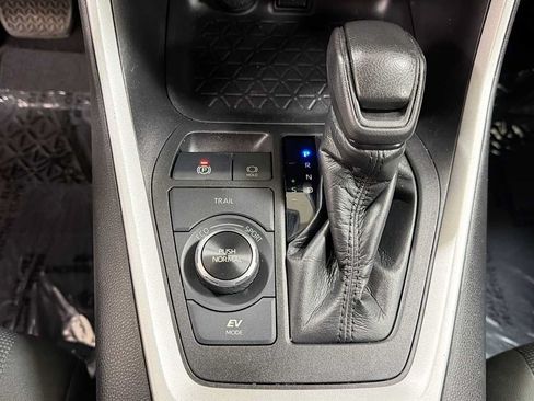 Certified 2021 Toyota RAV4 LE AWD/4WD image 21
