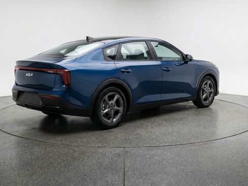 Used 2025 Kia K4 LXS image 9