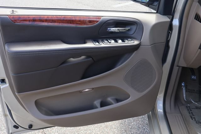 Used 2015 Chrysler Town & Country Touring FWD image 10