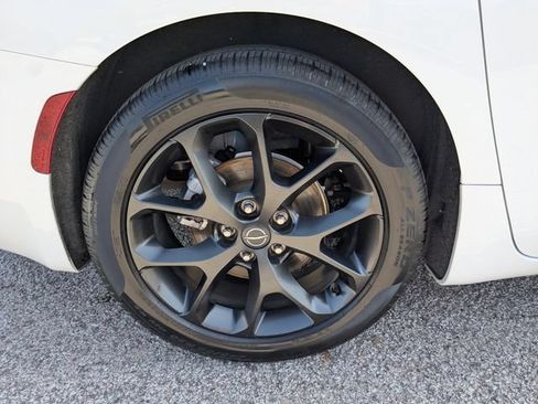 Used 2025 Chrysler Pacifica Limited FWD image 10