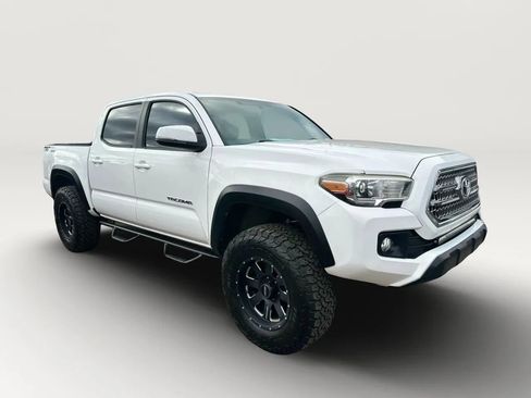 Used 2017 Toyota Tacoma TRD Off-Road RWD image 27