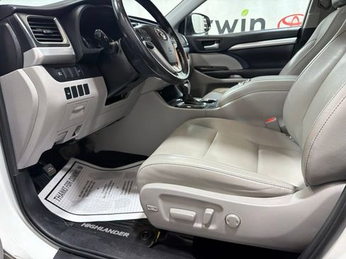 Used 2019 Toyota Highlander XLE AWD/4WD image 24