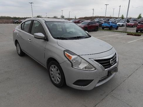 Used 2017 Nissan Versa SV FWD image 5