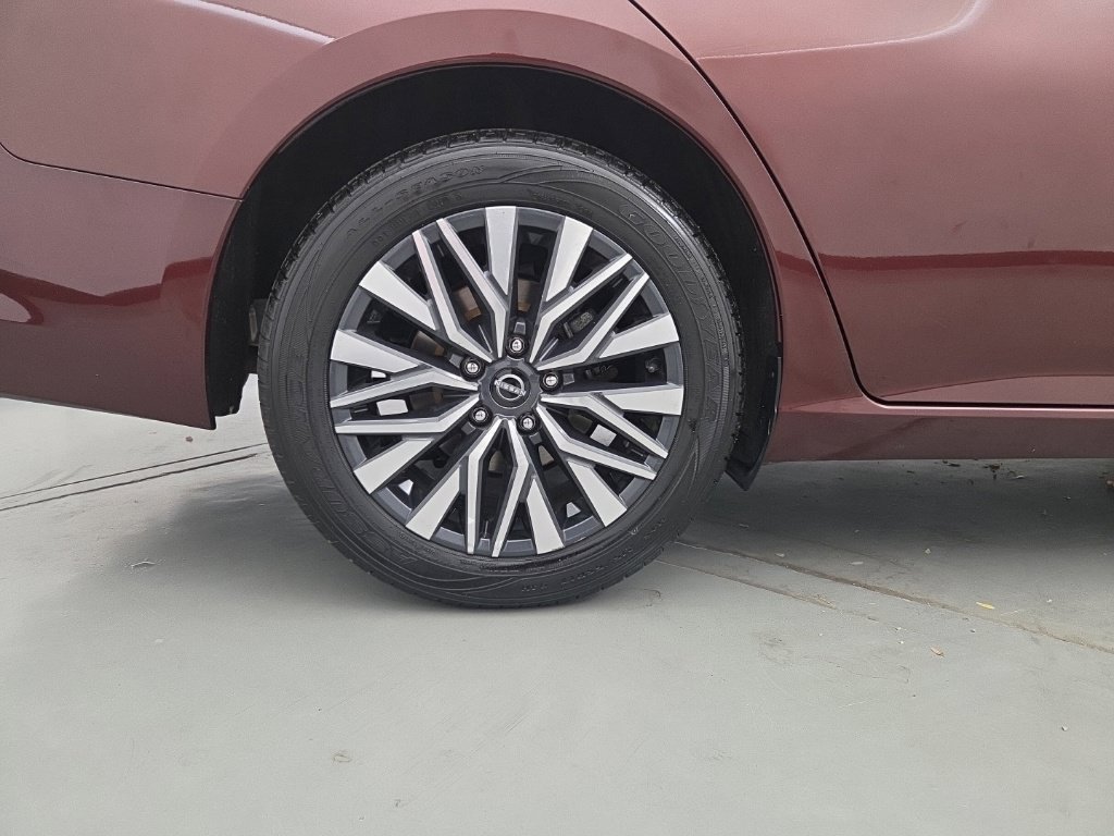 Used 2025 Nissan Altima 2.5 SV FWD image 9