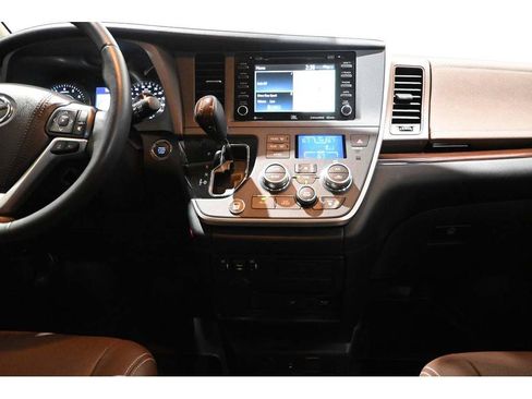 Used 2020 Toyota Sienna Limited Premium FWD image 24