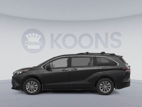 Used 2026 Toyota Sienna XLE FWD image 4
