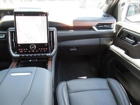 Used 2025 GMC Yukon XL Denali RWD image 13