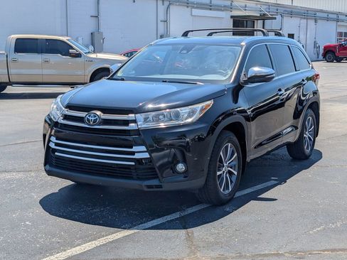 Used 2017 Toyota Highlander XLE AWD/4WD image 3