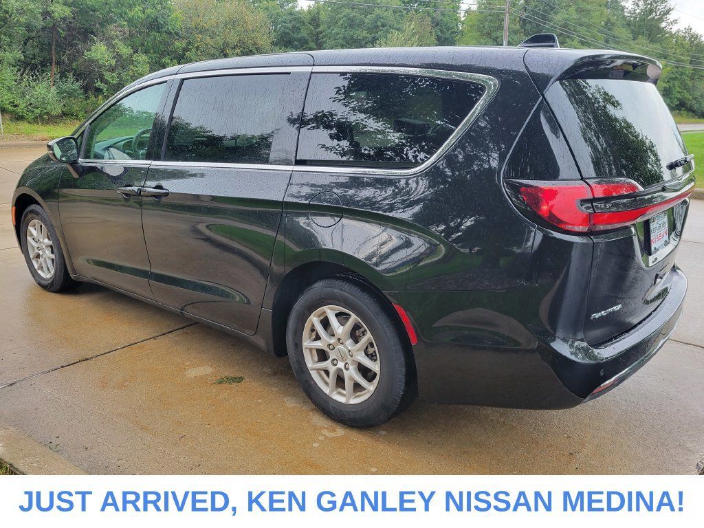 Used 2023 Chrysler Pacifica Touring-L FWD image 5