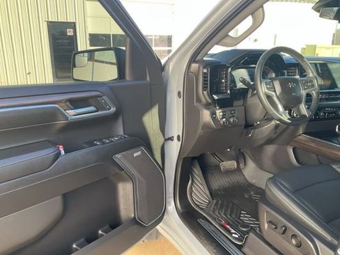 Used 2024 Chevrolet Silverado 1500 LT Trail Boss w/ Convenience Package II image 2