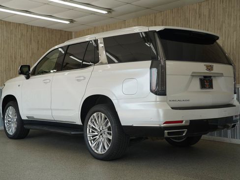 Used 2025 Cadillac Escalade Premium Luxury AWD/4WD image 7
