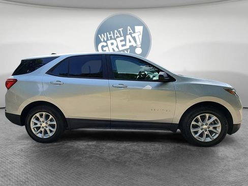 Used 2020 Chevrolet Equinox LS w/ LS Convenience Package FWD image 2