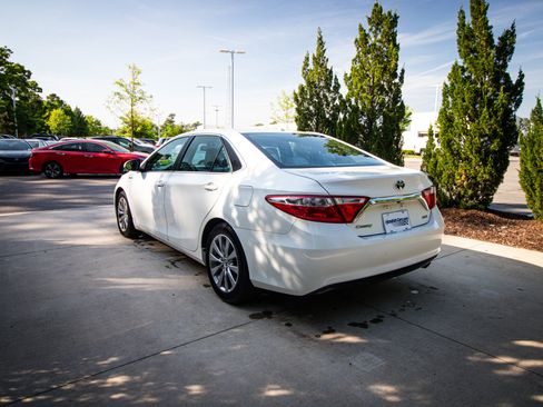 Used 2016 Toyota Camry XLE w/ Moonroof Package image 9