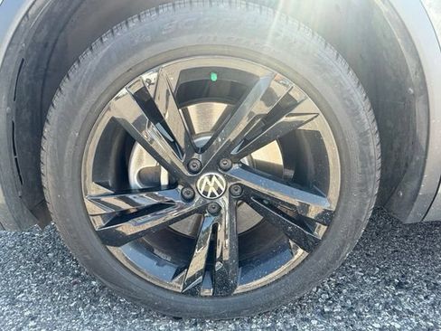 Used 2024 Volkswagen Tiguan SE R-Line AWD/4WD image 5