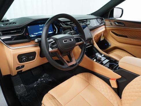 New 2023 Jeep Grand Cherokee Summit image 15