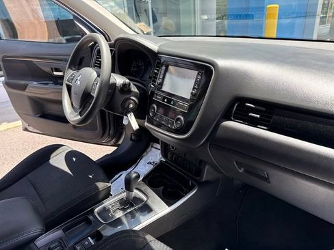 Used 2019 Mitsubishi Outlander ES FWD image 27
