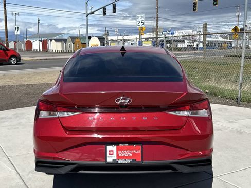 Used 2023 Hyundai Elantra SEL w/ Convenience Package image 4