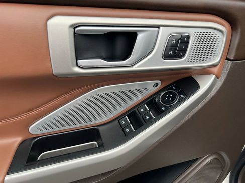 Used 2023 Ford Explorer King Ranch w/ Technology Package image 17