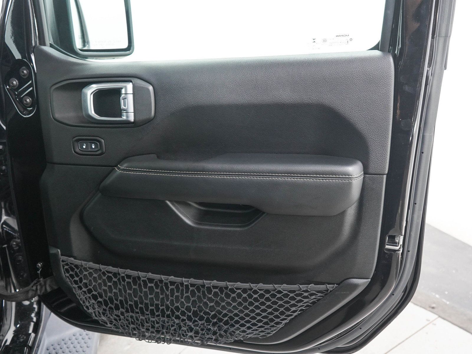 Used 2019 Jeep Wrangler Unlimited Sahara w/ Uconnect 4C Nav & Sound Group AWD/4WD image 11