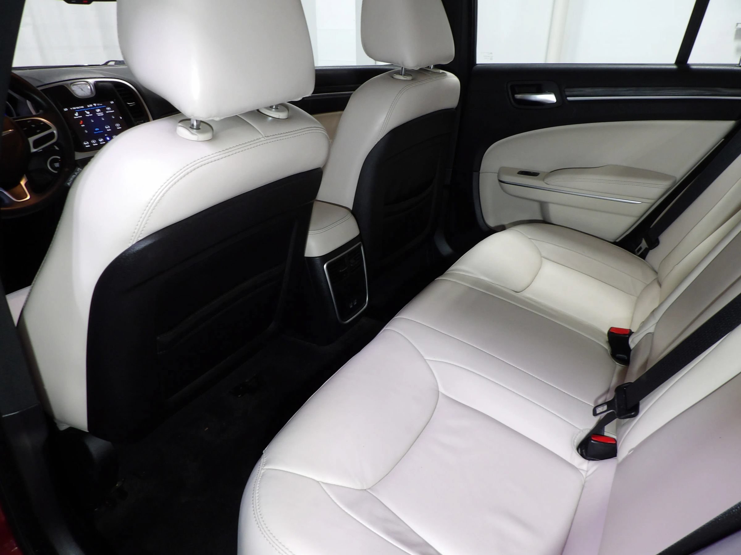 Used 2018 Chrysler 300 Touring L AWD/4WD image 11