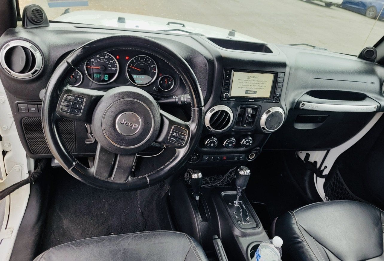 Used 2013 Jeep Wrangler Unlimited Rubicon w/ Connectivity Group AWD/4WD image 13