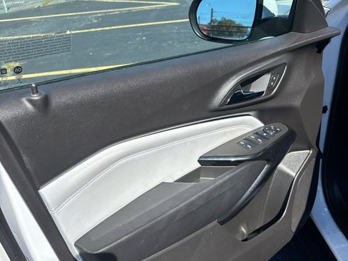 Used 2025 Chevrolet Trax LT w/ Driver Confidence Package image 6