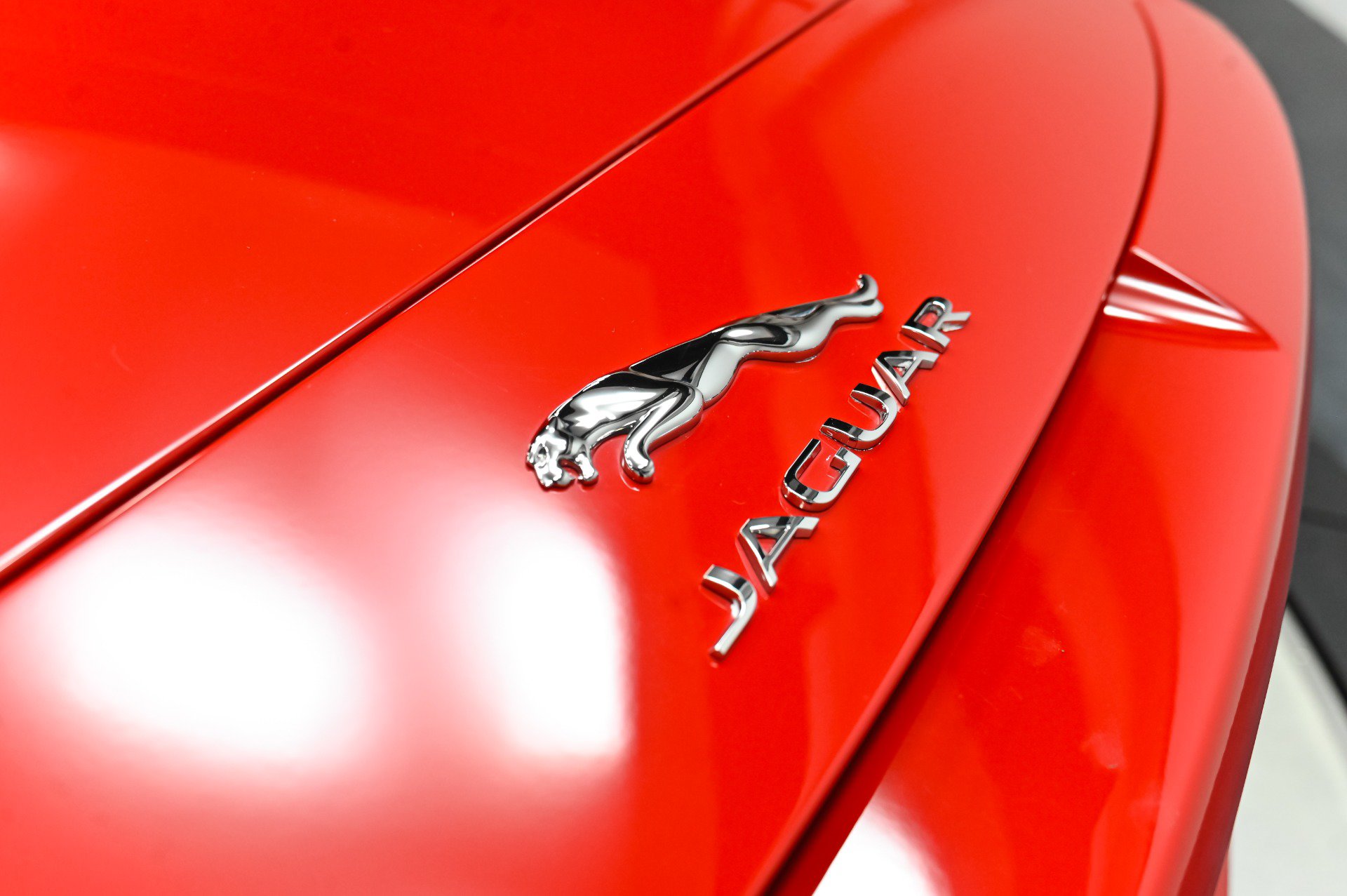 Used 2020 Jaguar F-TYPE Convertible RWD image 11