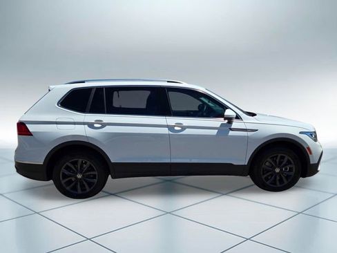 Used 2022 Volkswagen Tiguan SE w/ Panoramic Sunroof Package FWD image 4