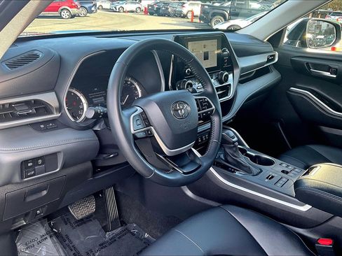 Used 2025 Toyota Highlander XLE image 13