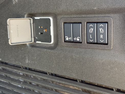 Used 2025 GMC Yukon XL Denali AWD/4WD image 10