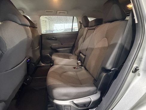 Used 2024 Toyota Highlander LE AWD/4WD image 27
