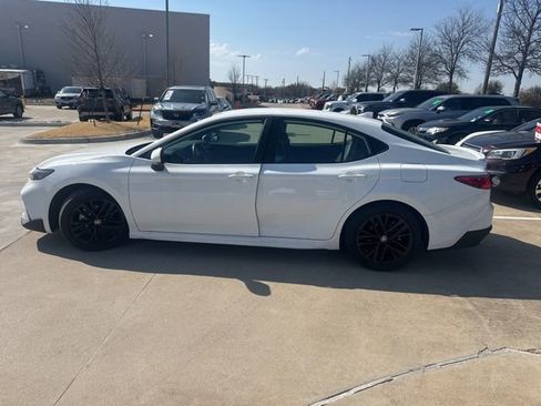 Used 2025 Toyota Camry SE image 6