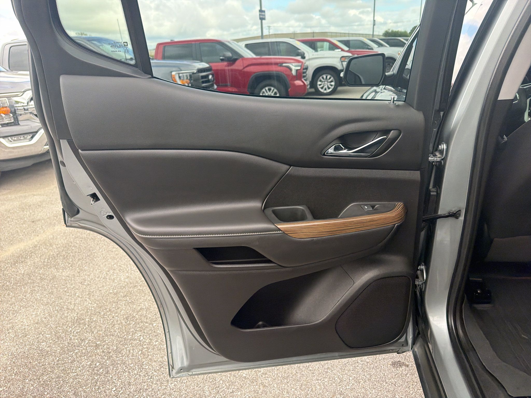 Used 2023 GMC Acadia SLE w/ Driver Convenience Package FWD image 25