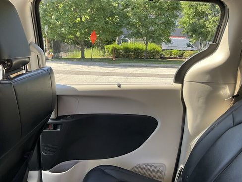 Used 2017 Chrysler Pacifica Touring-L FWD image 15