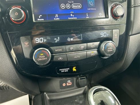 Used 2019 Nissan Rogue SV image 16