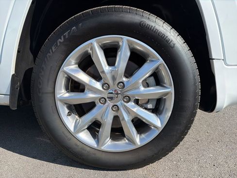 Used 2018 Jeep Cherokee Overland w/ Technology Group AWD/4WD image 12