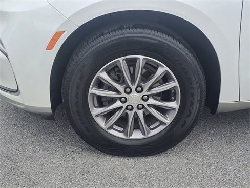 Used 2022 Buick Enclave Essence image 9