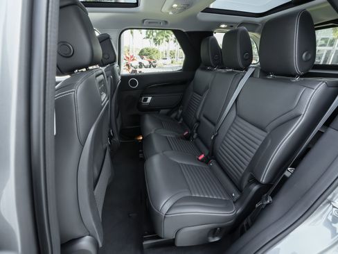 Used 2024 Land Rover Discovery S image 18