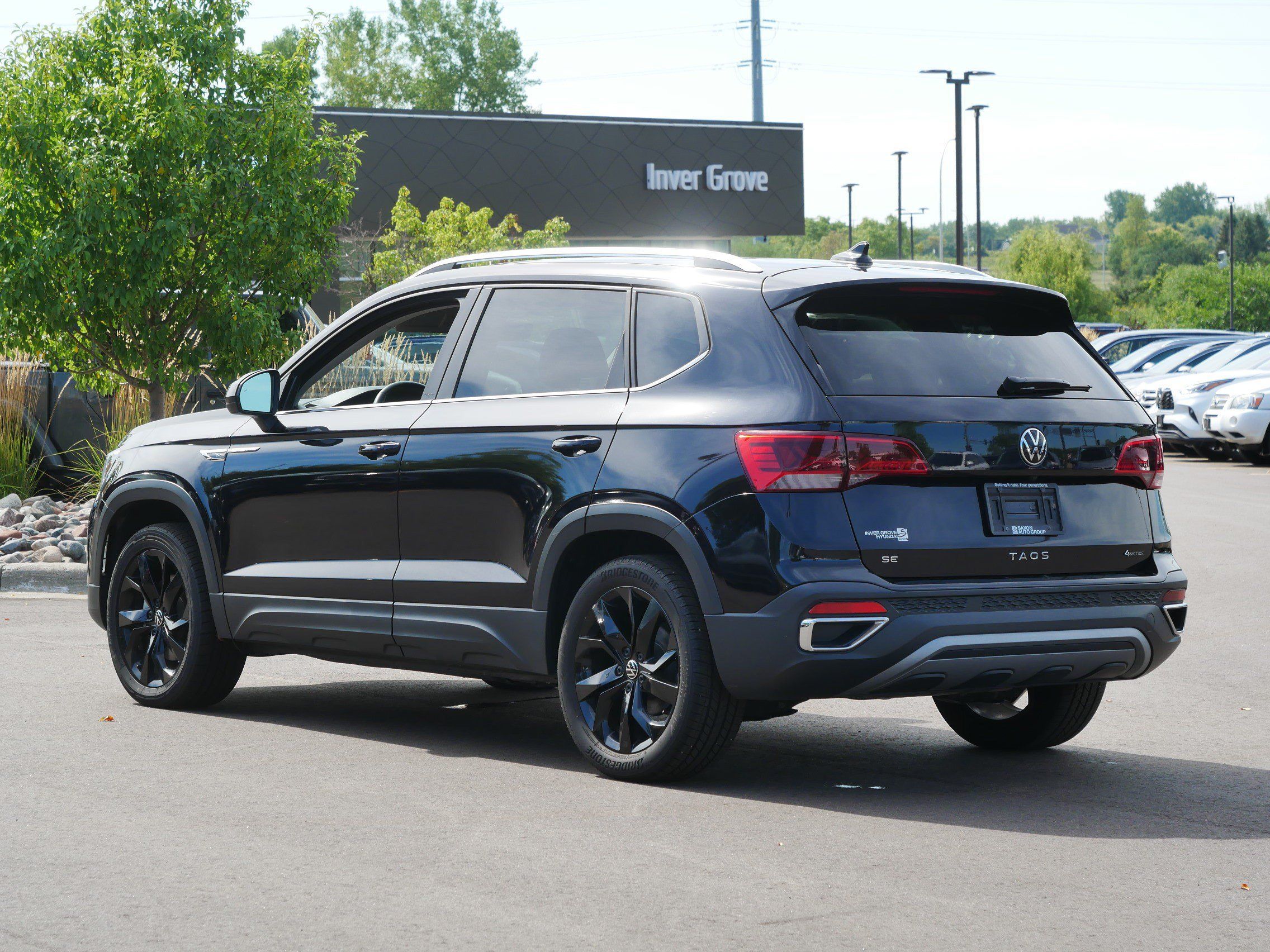 Used 2023 Volkswagen Taos SE w/ Panoramic Sunroof Package AWD/4WD image 8