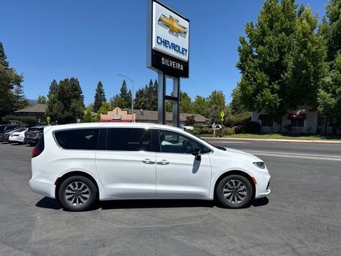 Used 2024 Chrysler Pacifica Limited FWD image 1