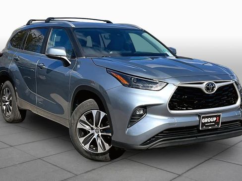 Used 2023 Toyota Highlander XLE AWD/4WD image 3
