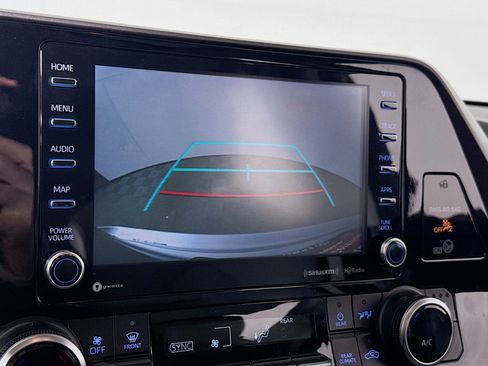 Used 2020 Toyota Highlander XLE image 17