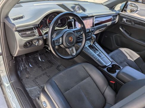 Certified 2019 Porsche Macan image 4