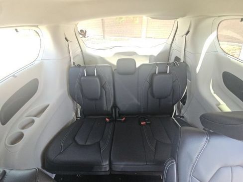 Used 2022 Chrysler Pacifica Touring-L FWD image 10