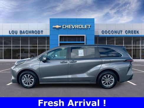 Used 2024 Toyota Sienna LE image 5