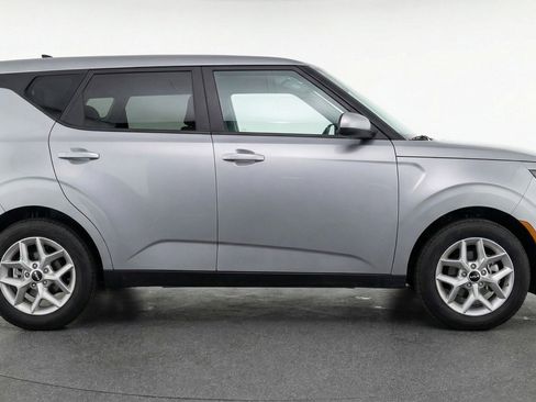 Used 2025 Kia Soul LX w/ LX Technology Package FWD image 11